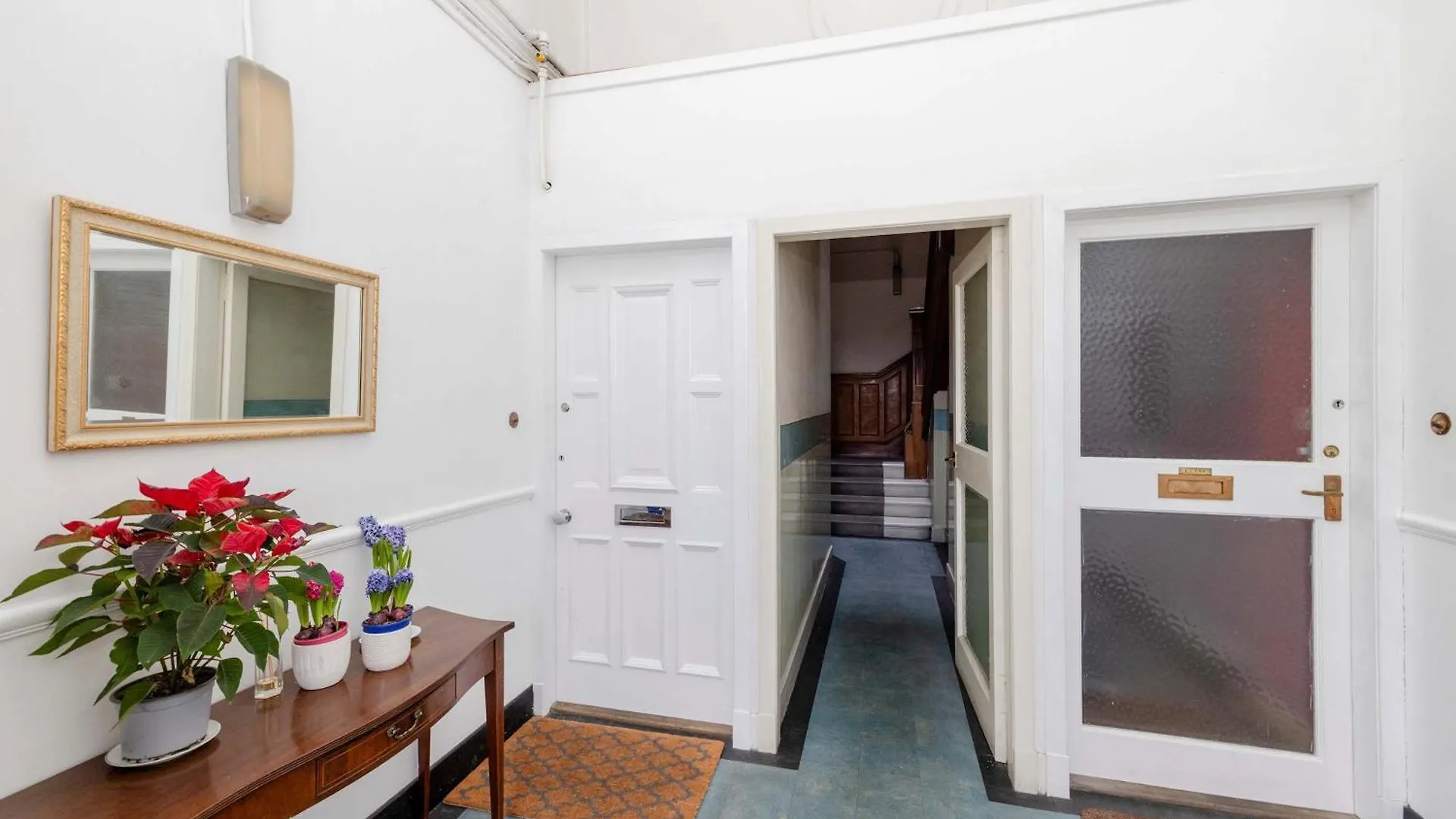 Joivy Spacious 2-Bedroom Ground Floor Flat EDI Appartement