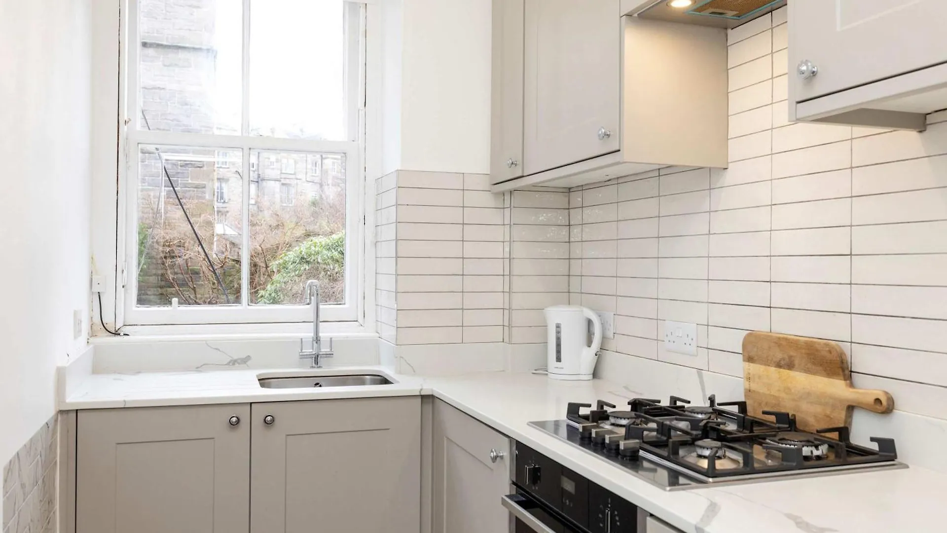 Joivy Spacious 2-Bedroom Ground Floor Flat EDI