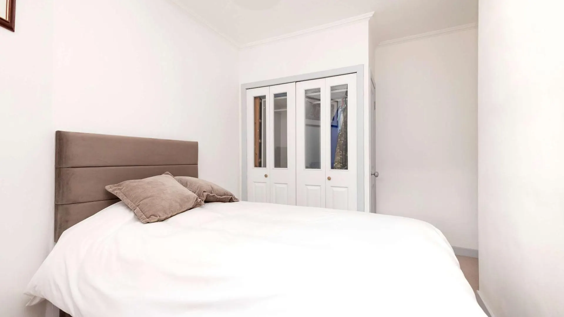 Joivy Spacious 2-Bedroom Ground Floor Flat Edinburgh Apartment