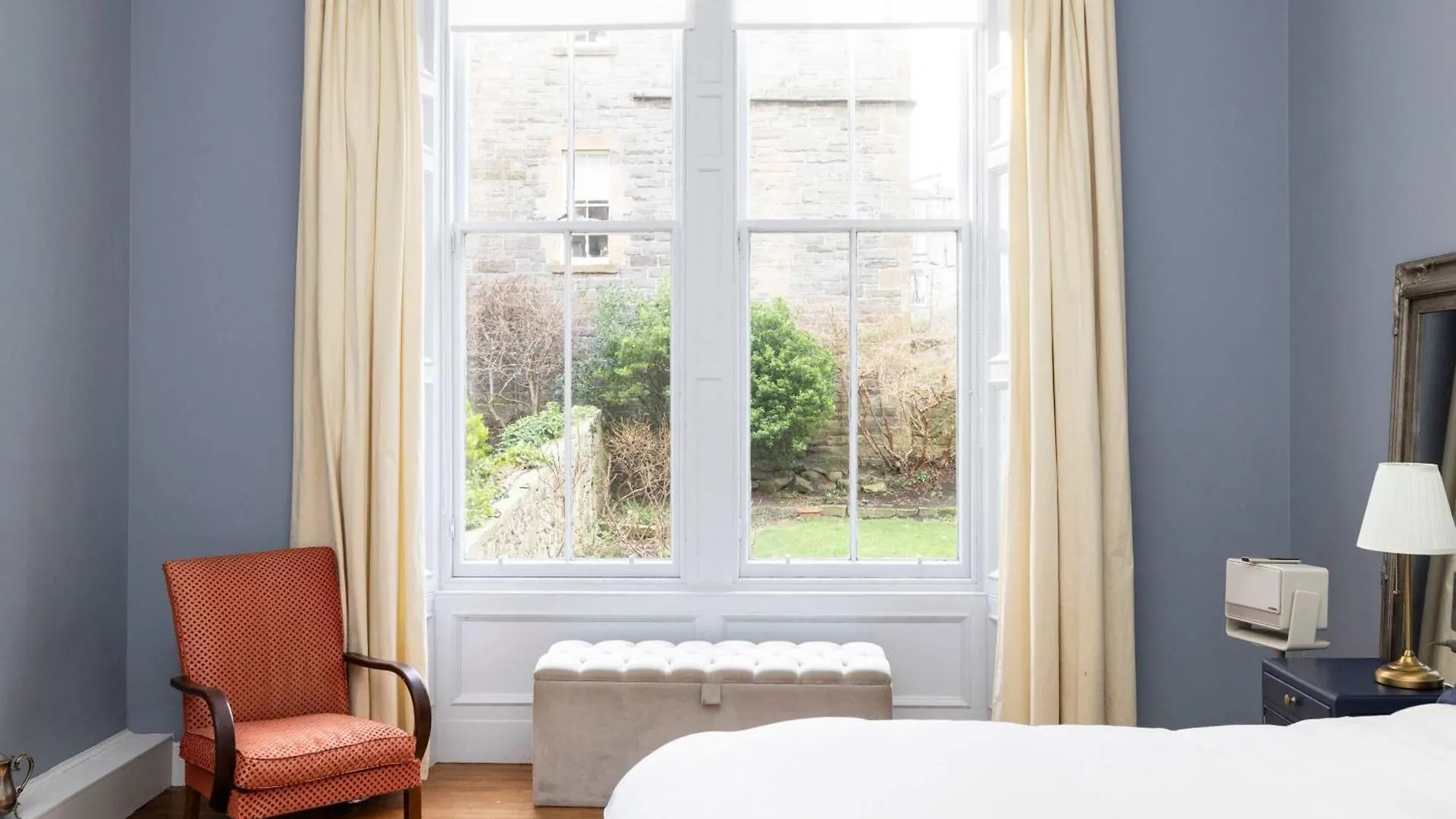 Joivy Spacious 2-Bedroom Ground Floor Flat Edinburgh Apartment