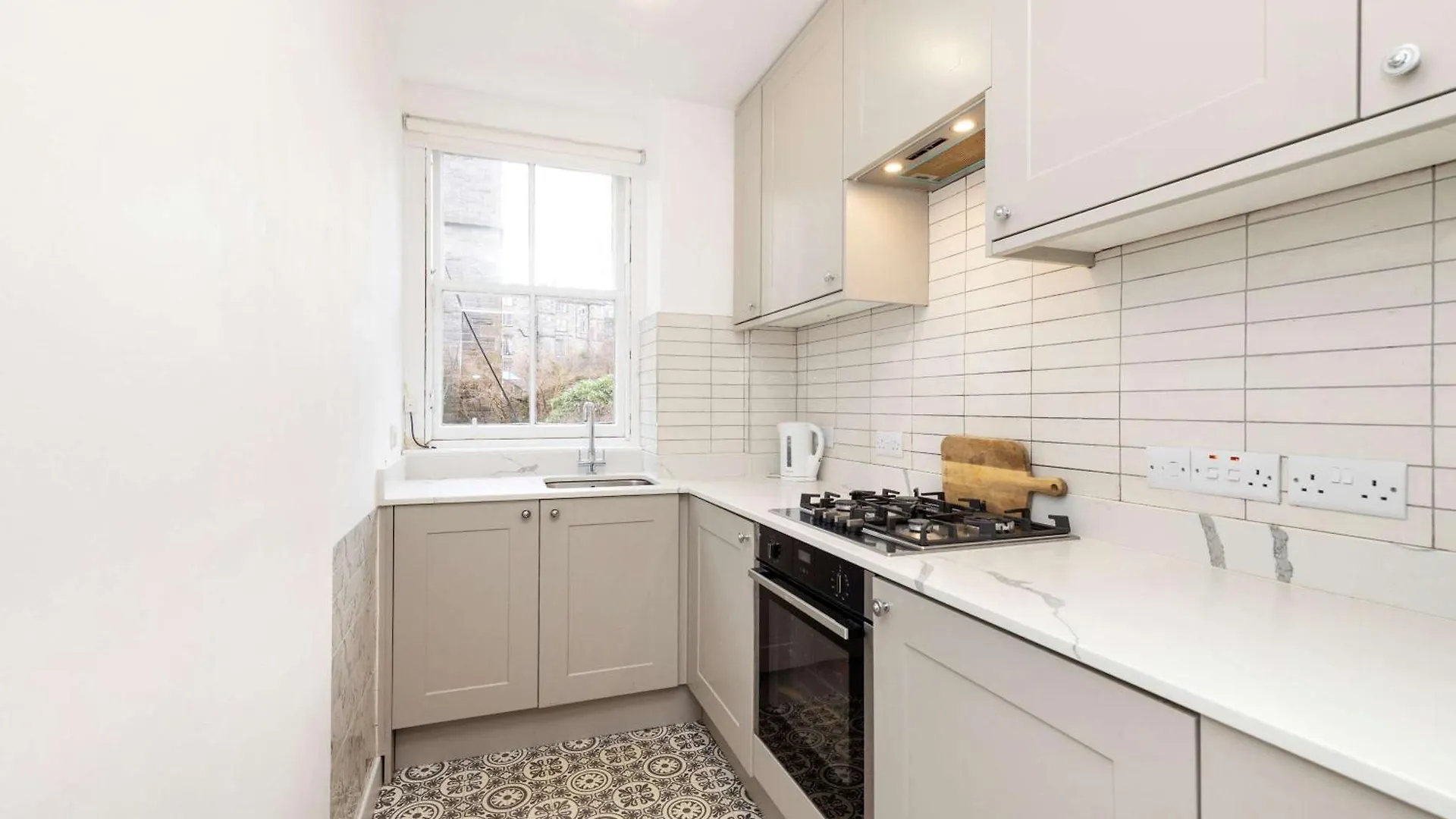 Joivy Spacious 2-Bedroom Ground Floor Flat Edinburgh United Kingdom